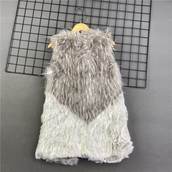 Šiuolaikinė pilkos spalvos moteriška pūkinė liemenė