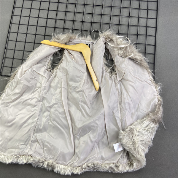 Šiuolaikinė pilkos spalvos moteriška pūkinė liemenė