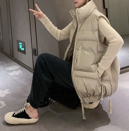 Kõrge krae ja lukuga vabaaja naistevest