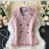 Klassikalise krae ja kaherealise kinnitusega ruuduline naistevest