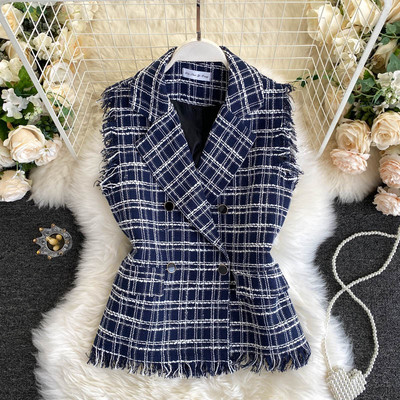 Klassikalise krae ja kaherealise kinnitusega ruuduline naistevest