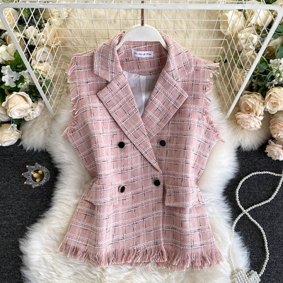 Klassikalise krae ja kaherealise kinnitusega ruuduline naistevest