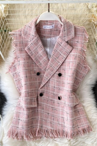 Klassikalise krae ja kaherealise kinnitusega ruuduline naistevest