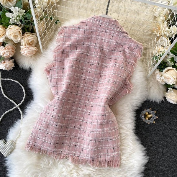 Klassikalise krae ja kaherealise kinnitusega ruuduline naistevest