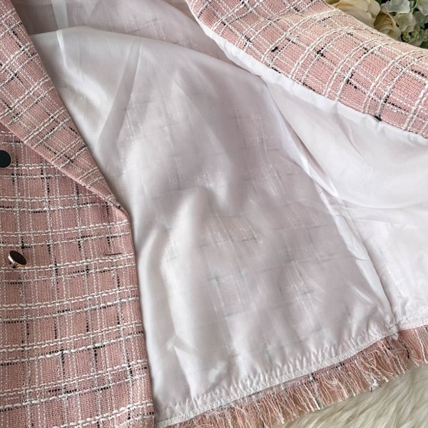 Klassikalise krae ja kaherealise kinnitusega ruuduline naistevest