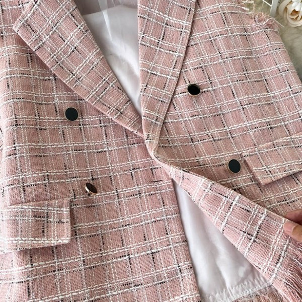 Klassikalise krae ja kaherealise kinnitusega ruuduline naistevest