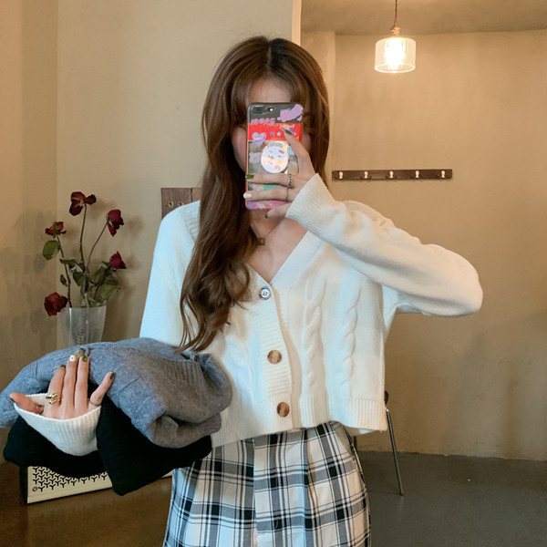 Paprastas moteriškas trumpas megztinis su špicine iškirpte