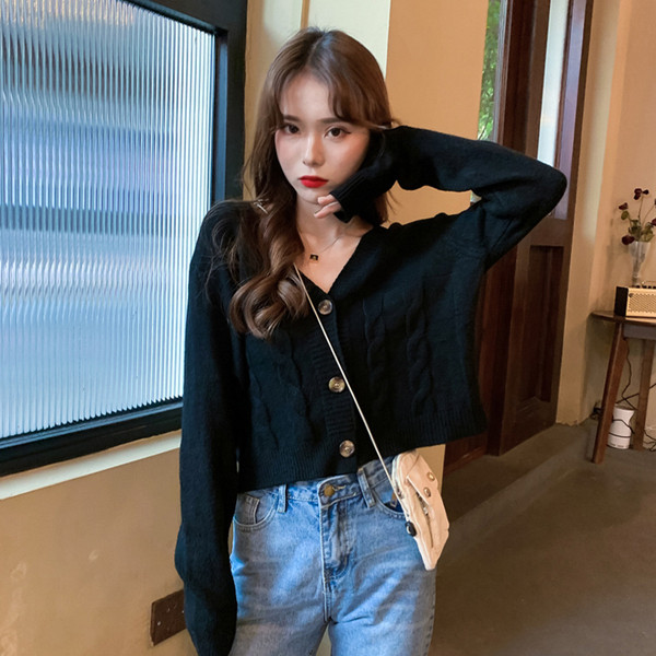 Paprastas moteriškas trumpas megztinis su špicine iškirpte