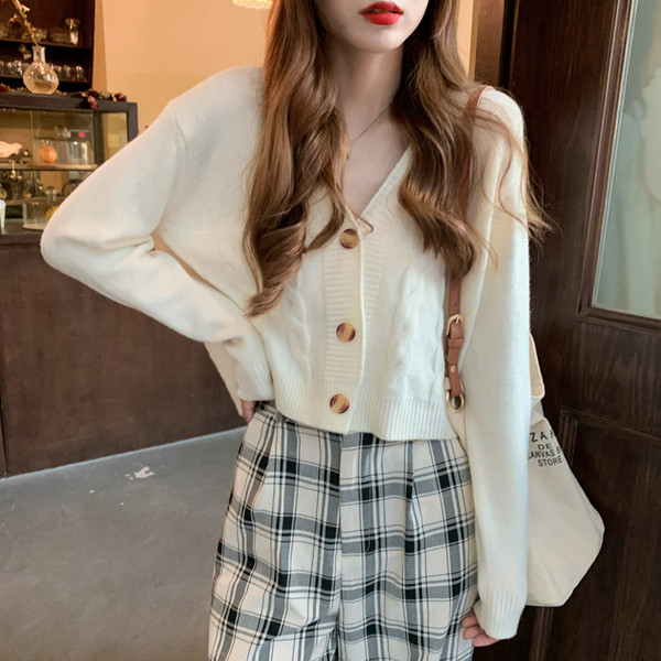 Paprastas moteriškas trumpas megztinis su špicine iškirpte