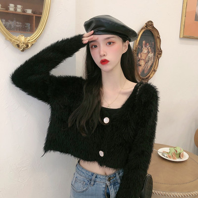 Modernus moteriškas trumpas megztinis su špicine iškirpte ir sagomis