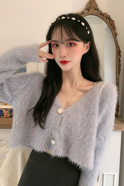 Modernus moteriškas trumpas megztinis su špicine iškirpte ir sagomis