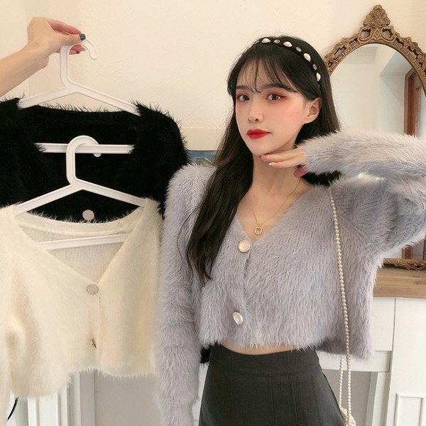 Modernus moteriškas trumpas megztinis su špicine iškirpte ir sagomis