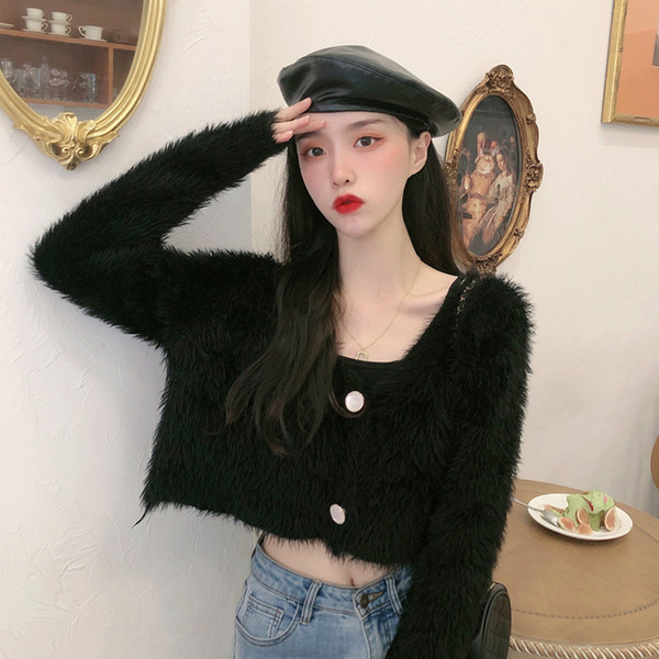 Modernus moteriškas trumpas megztinis su špicine iškirpte ir sagomis