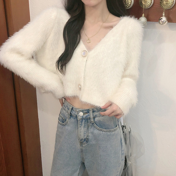 Modernus moteriškas trumpas megztinis su špicine iškirpte ir sagomis