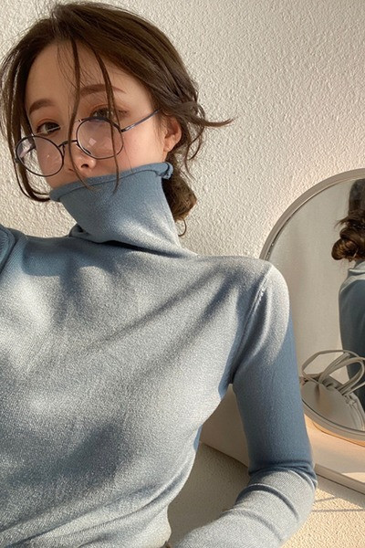 Naiste vabaaja liibuva kõrge kraega kampsun