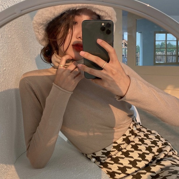 Naiste vabaaja liibuva kõrge kraega kampsun