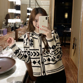 Naiste vabaaja vest ovaalse dekoltee ja nööpidega