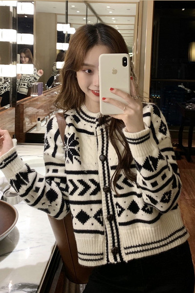 Naiste vabaaja vest ovaalse dekoltee ja nööpidega