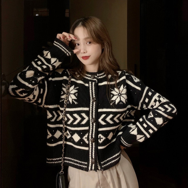 Naiste vabaaja vest ovaalse dekoltee ja nööpidega