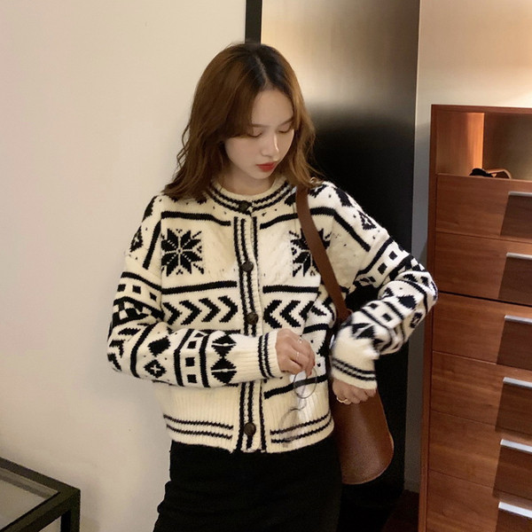 Naiste vabaaja vest ovaalse dekoltee ja nööpidega