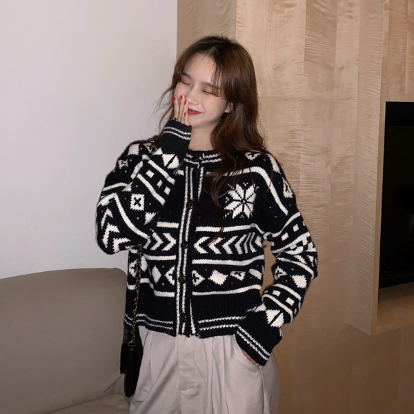 Naiste vabaaja vest ovaalse dekoltee ja nööpidega