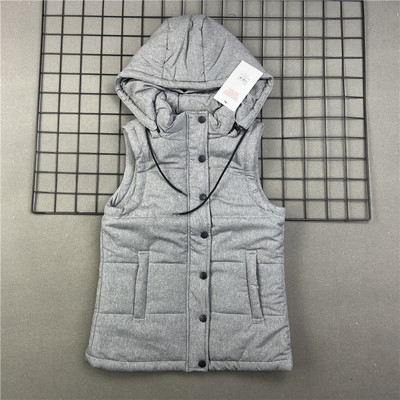 Naiste nööpidega talvevest koos kapuutsiga