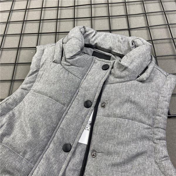 Naiste nööpidega talvevest koos kapuutsiga