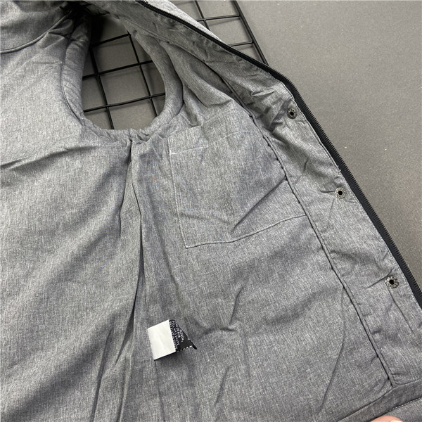 Naiste nööpidega talvevest koos kapuutsiga