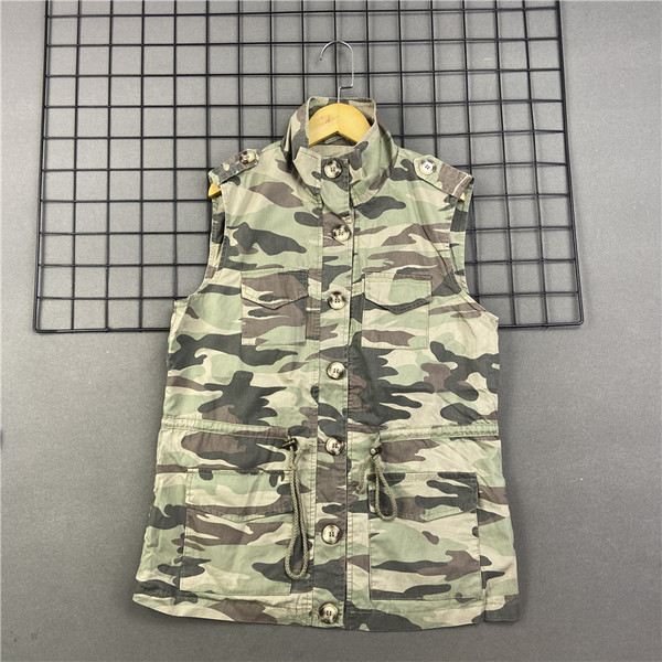 Õhuke kamuflaažimustriga naistevest