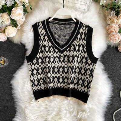 Kootud naiste vest spits-kaelusega