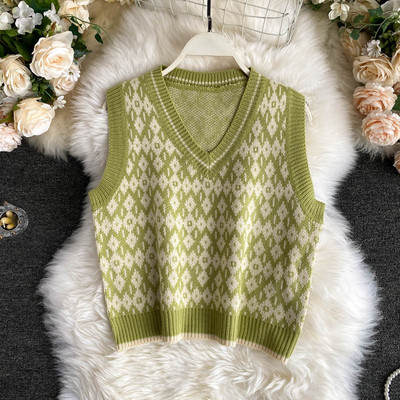 Kootud naiste vest spits-kaelusega