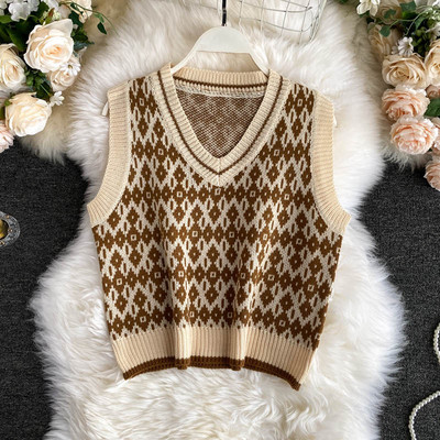 Kootud naiste vest spits-kaelusega