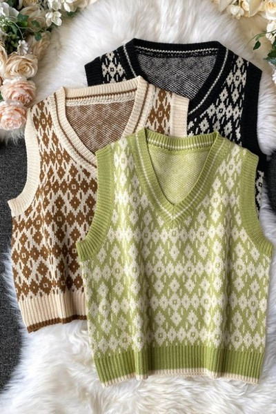 Kootud naiste vest spits-kaelusega