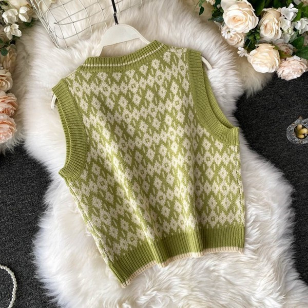 Kootud naiste vest spits-kaelusega