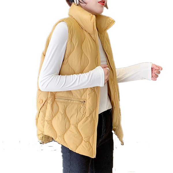 Naiste sügisvest kõrge krae ja taskutega