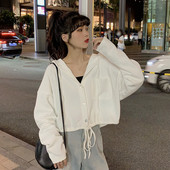 Dabartinis moteriškas trumpas megztinis su sagomis ir kaklaraiščiais