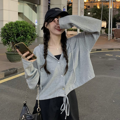 Dabartinis moteriškas trumpas megztinis su sagomis ir kaklaraiščiais