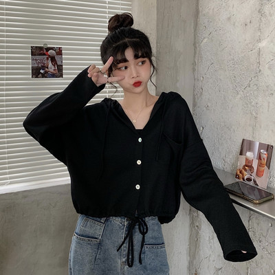 Dabartinis moteriškas trumpas megztinis su sagomis ir kaklaraiščiais