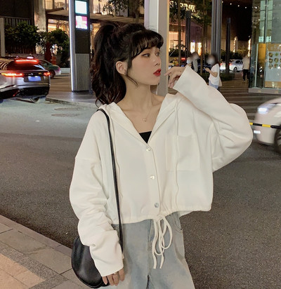 Dabartinis moteriškas trumpas megztinis su sagomis ir kaklaraiščiais