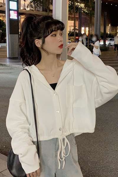 Dabartinis moteriškas trumpas megztinis su sagomis ir kaklaraiščiais