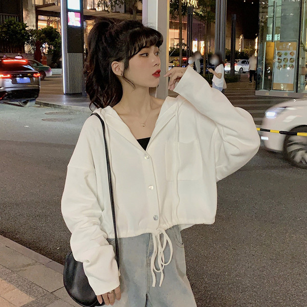 Dabartinis moteriškas trumpas megztinis su sagomis ir kaklaraiščiais