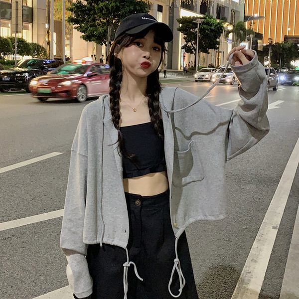 Dabartinis moteriškas trumpas megztinis su sagomis ir kaklaraiščiais