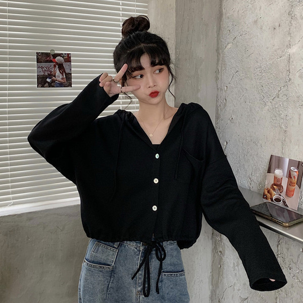 Dabartinis moteriškas trumpas megztinis su sagomis ir kaklaraiščiais