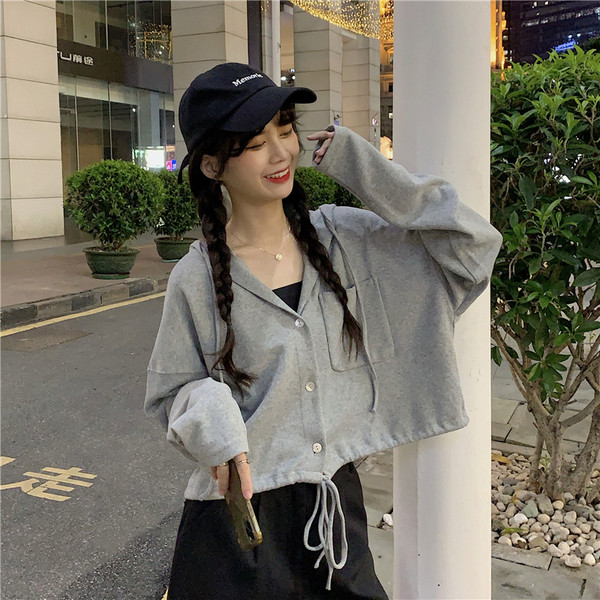 Dabartinis moteriškas trumpas megztinis su sagomis ir kaklaraiščiais