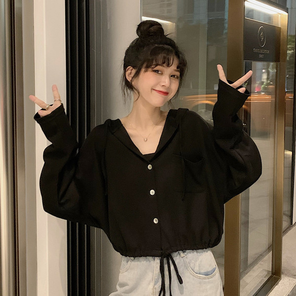 Dabartinis moteriškas trumpas megztinis su sagomis ir kaklaraiščiais