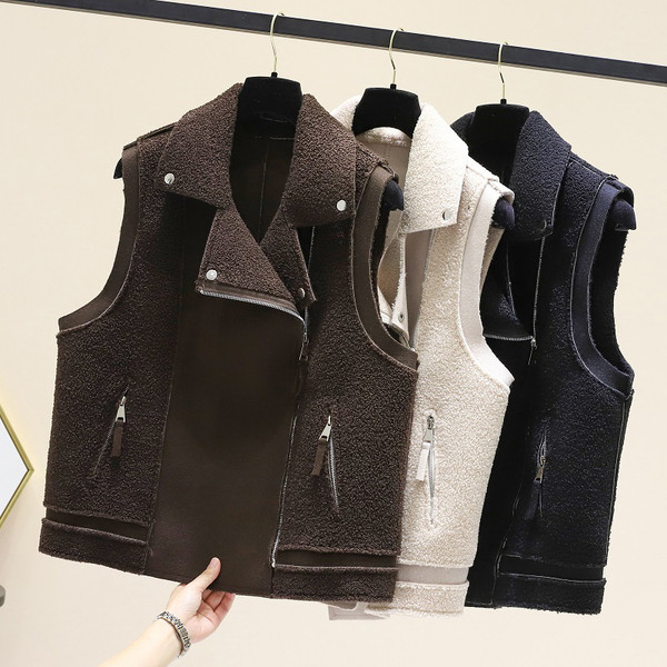 Moderan ženski zimski prsluk s patentnim zatvaračem i gumbima