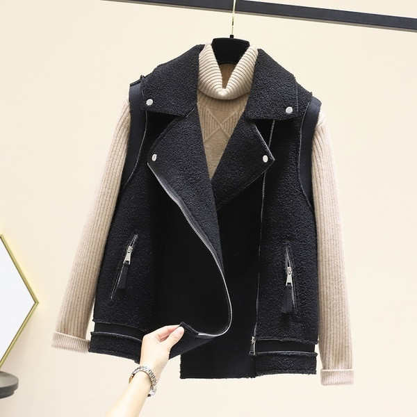 Moderan ženski zimski prsluk s patentnim zatvaračem i gumbima