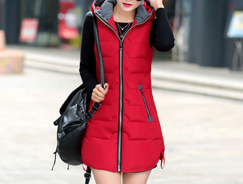 Moteriška rudens-žiemos liemenė su minkštu pamušalu ir gobtuvu