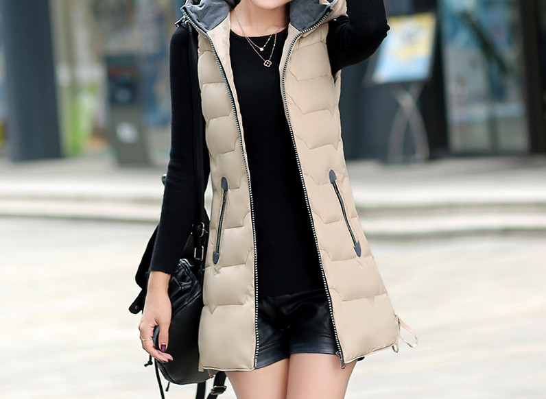 Moteriška rudens-žiemos liemenė su minkštu pamušalu ir gobtuvu