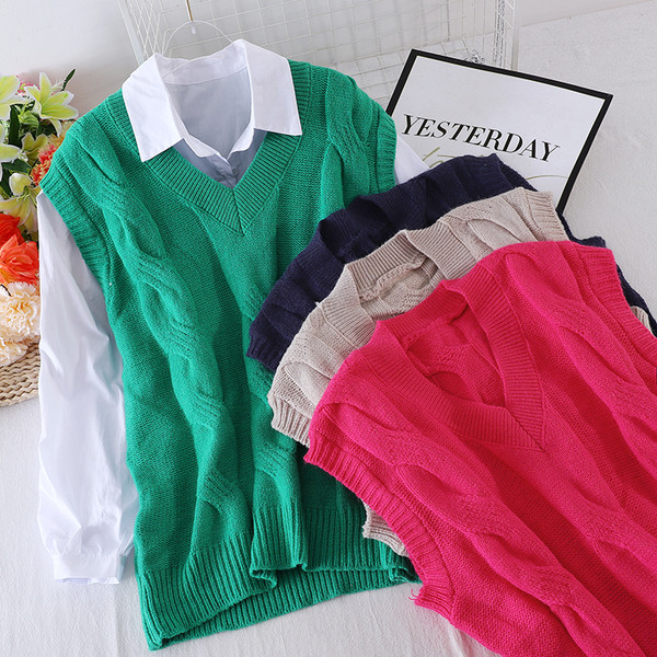 Trikotāžas sieviešu veste ar špica kakla izgriezumu